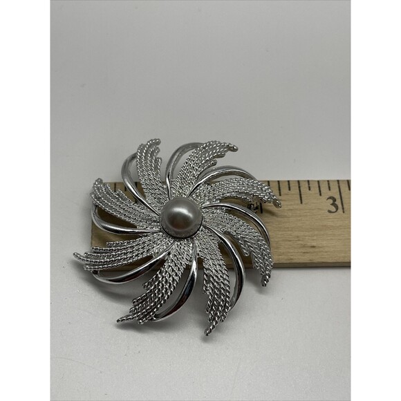 Sarah Coventry Vintage Silver Faux Pearl Pinwheel Brooch Excellant Condition - Picture 5 of 5